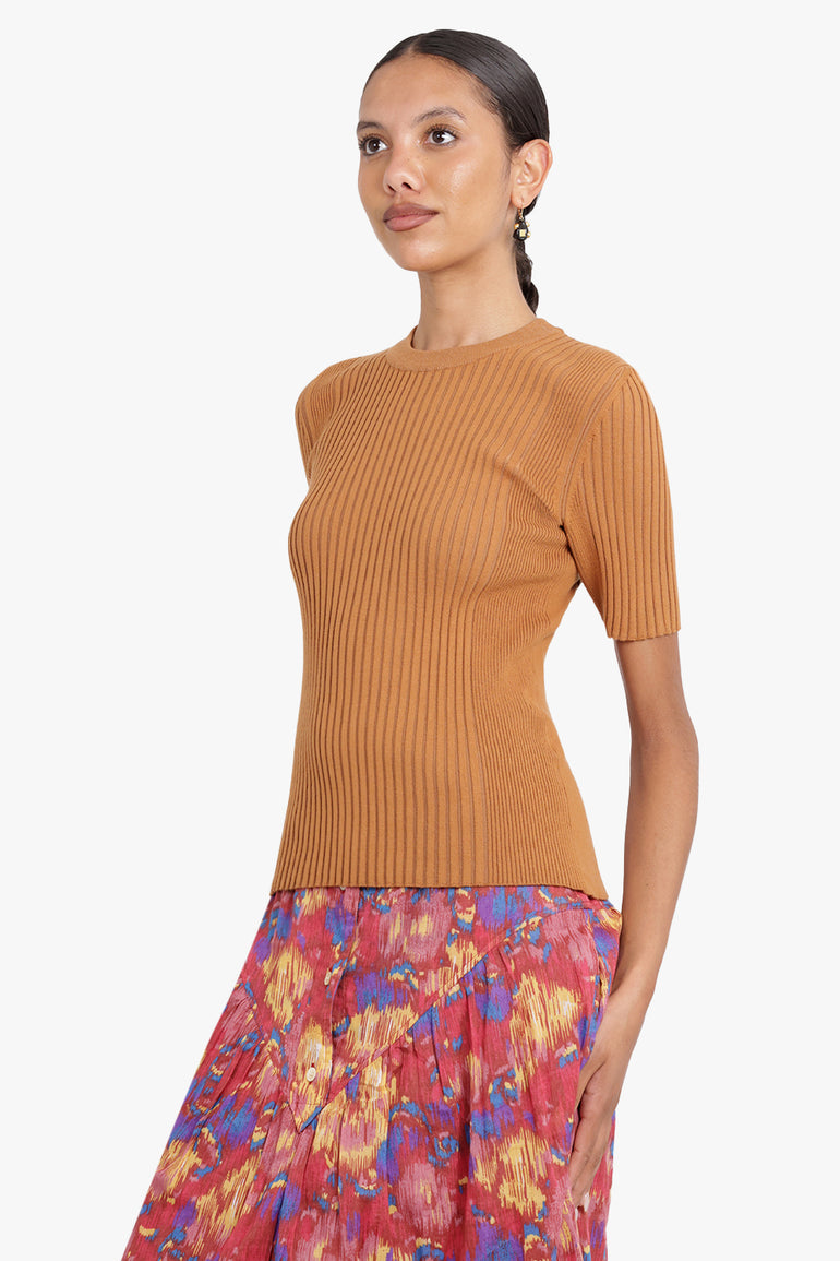 RABANNE RTW BUTTON RIBBED SHORT SLEEVE KNIT TOP | CAMEL