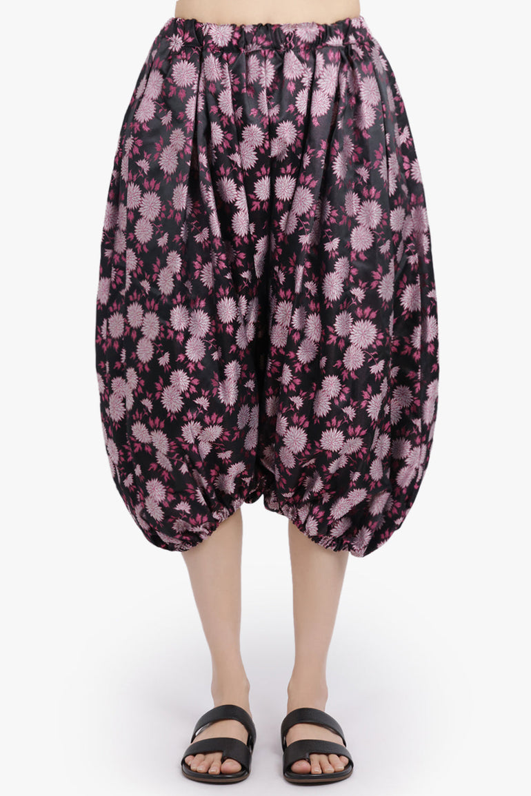 COMME DES GARCONS RTW Floral Print Elastic Waist Drop Crotch Crop Pant | Black/Pink