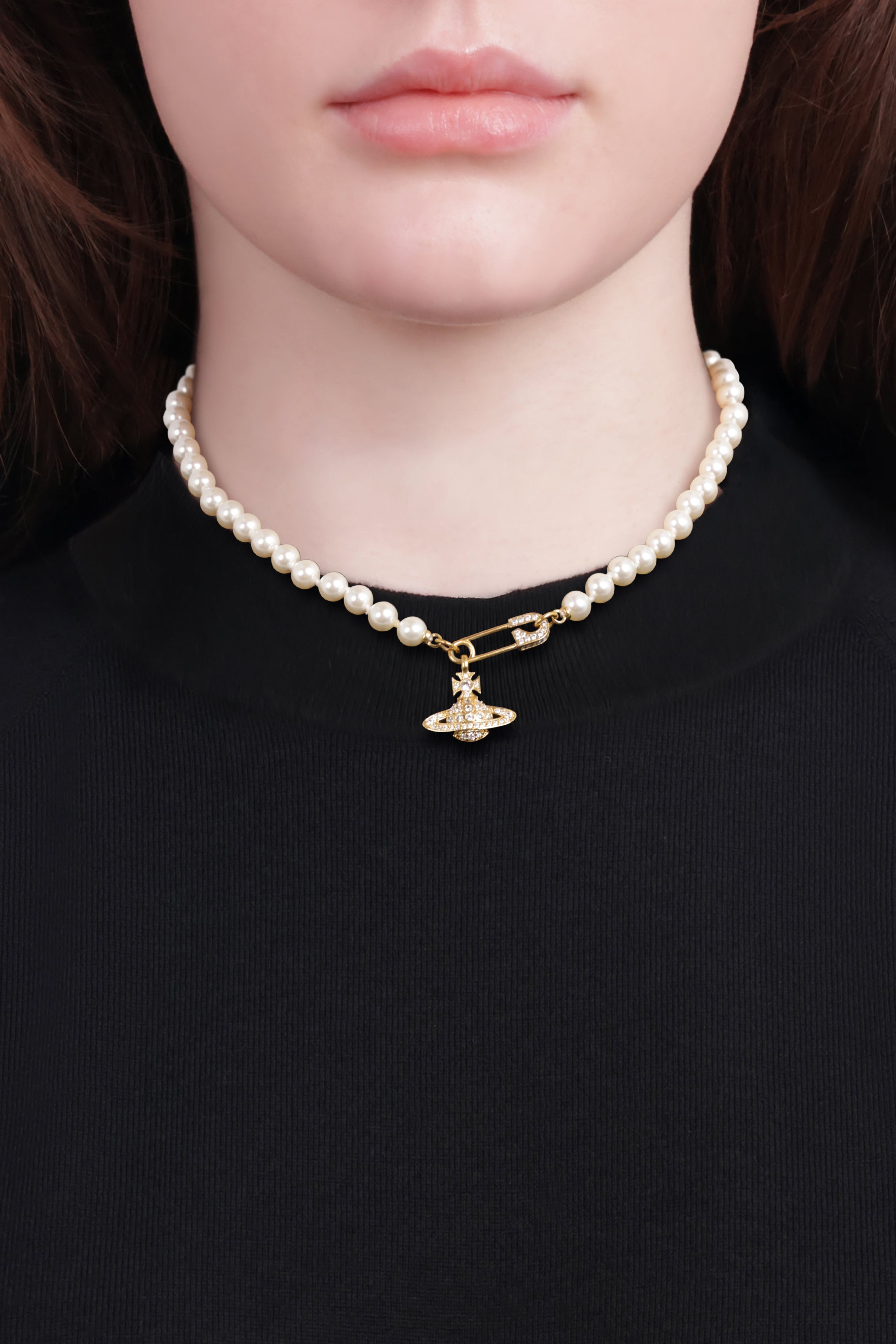 VIVIENNE WESTWOOD JEWELLRY GOLD / White/Gold Lucrece Pearl Orb X Safety Pin Necklace | White/Gold