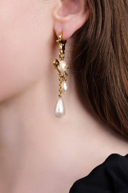 VIVIENNE WESTWOOD JEWELLERY GOLD / GOLD/WHITE Claude Long Safety Pearl Earrings | Gold/White