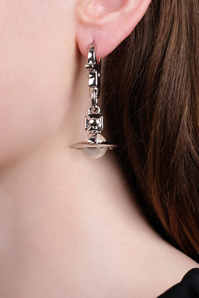 VIVIENNE WESTWOOD JEWELLERY SILVER / SILVER/WHITE Claude Mismatch Orb/Pearl Earrings | Silver/White