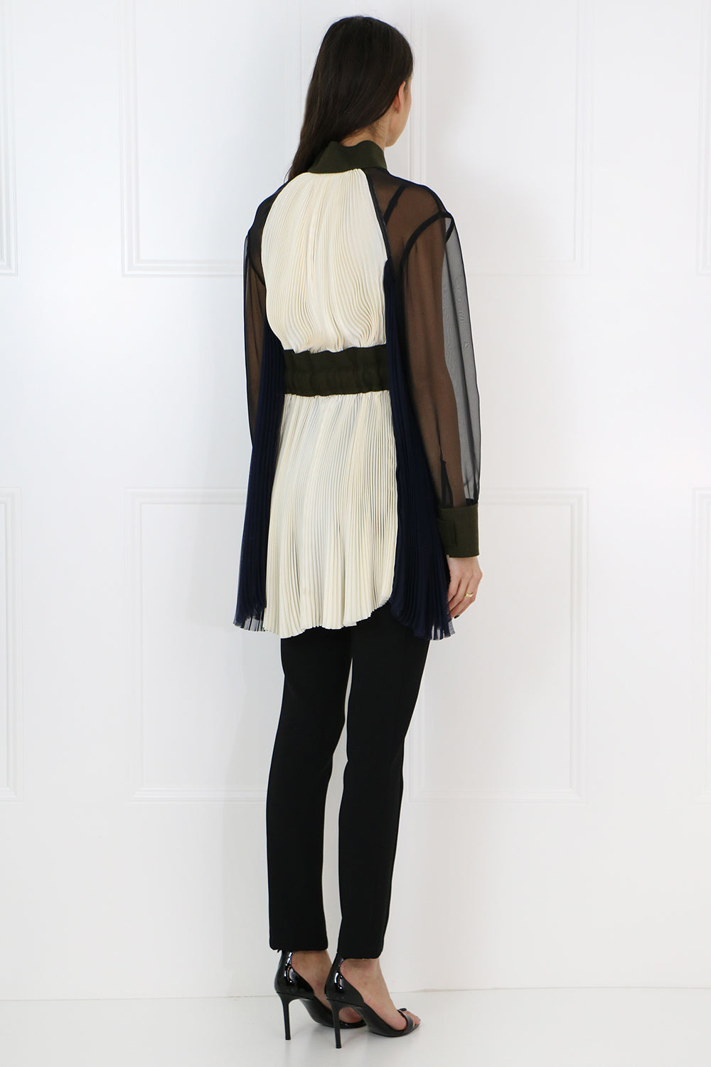 SACAI RTW PLEATED BLOUSE WITH SHEER SLEEVE ECRU/NAVY