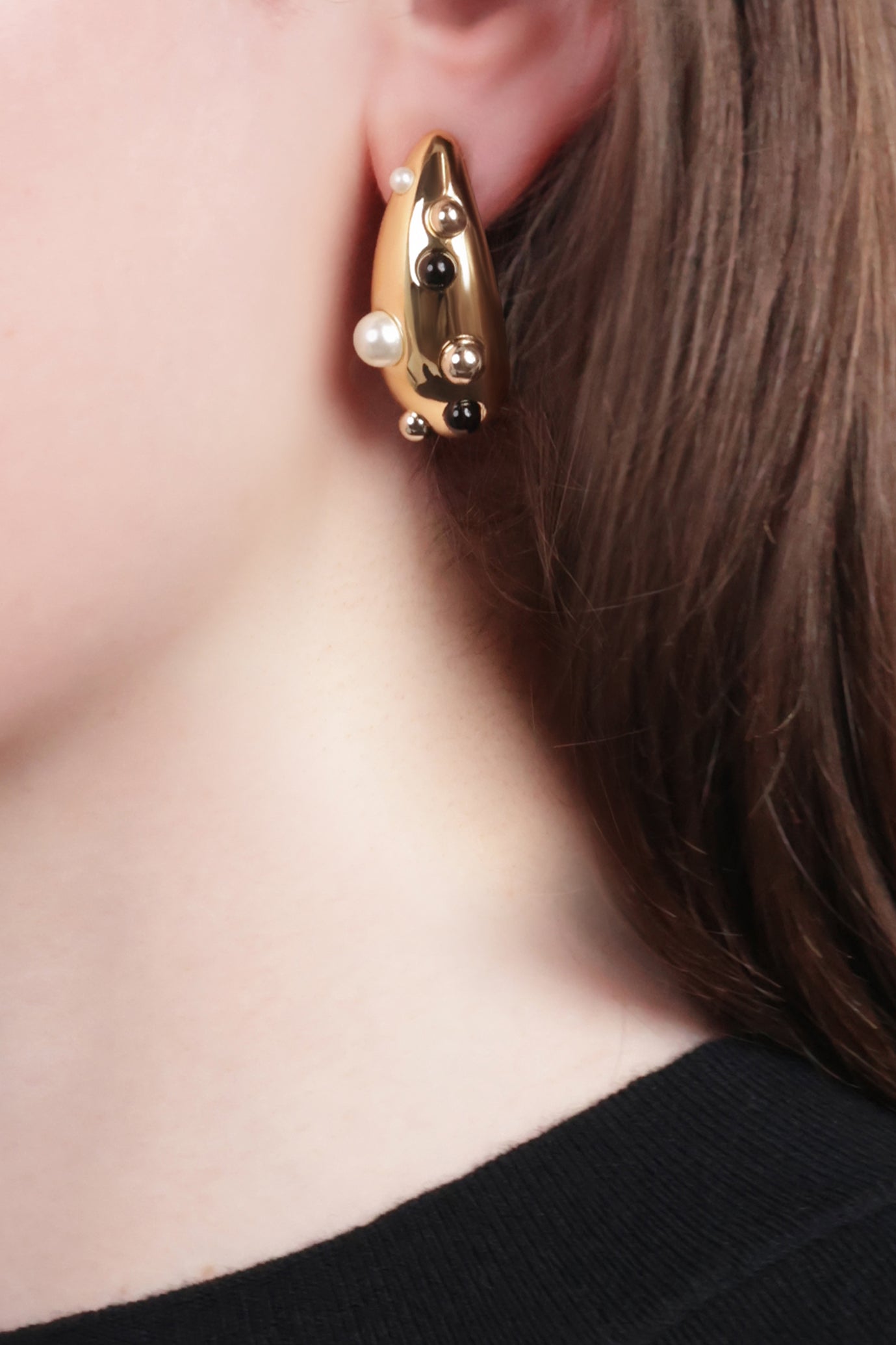 NINA RICCI JEWELLERY GOLD / Gold/Black Drops Of Light Curved Earrings | Gold/Black