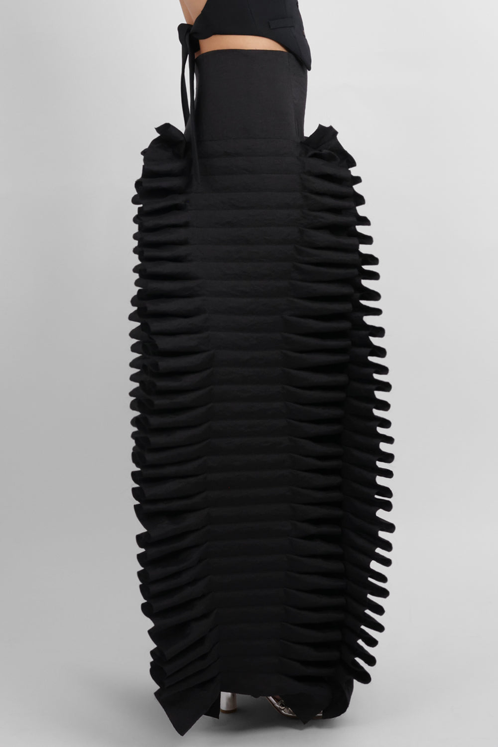 AWAKE MODE RYW Laminary Ruffle Panel Slit Skirt | Black