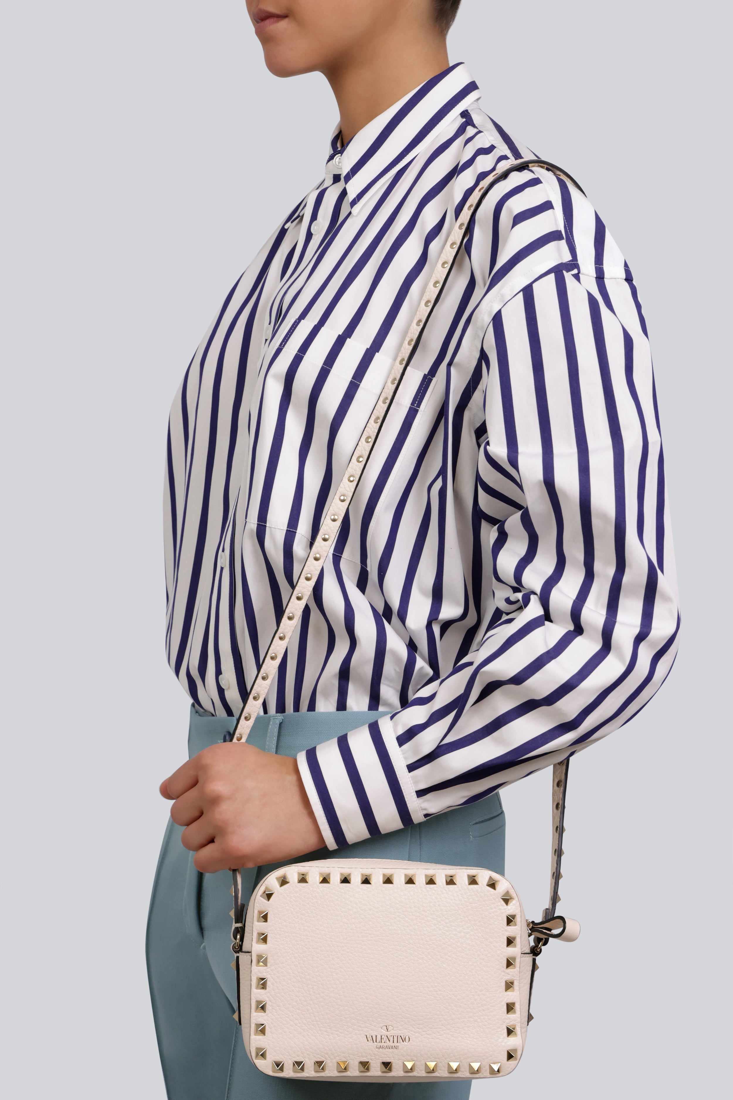 VALENTINO BAGS WHITE ROCKSTUD CAMERA BAG | LIGHT IVORY