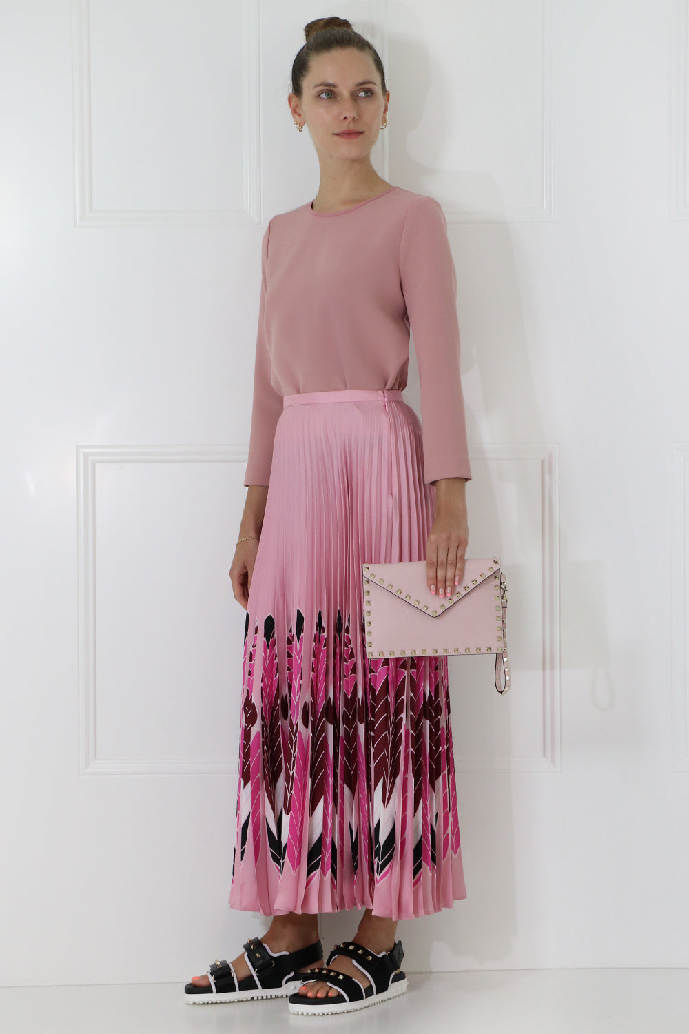 VALENTINO BAGS PINK SMALL ROCKSTUD ENVELOPE POUCH GRAINED LEATHER ROSE QUARTZ